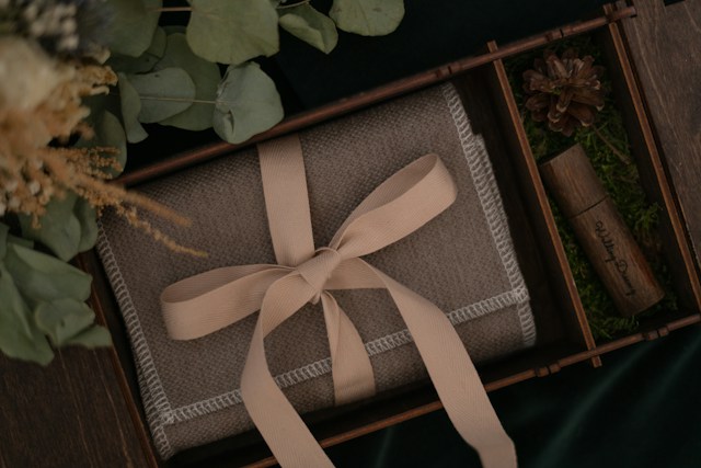How to Wrap a Gift for a Wedding